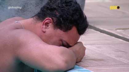 Vinicius e Aline conversam na piscina