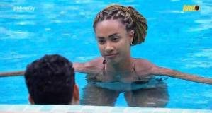 Vinicius e Aline conversam na piscina