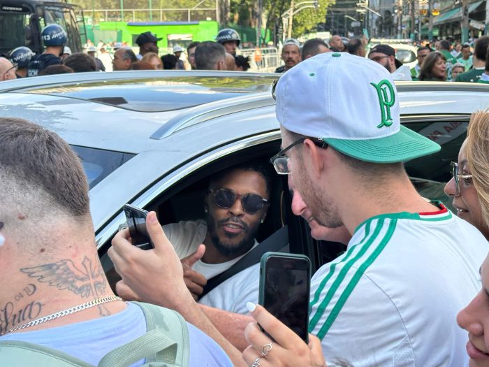 Michel Bastos atendeu aos torcedores do Palmeiras Michel Bastos atendeu aos torcedores do Palmeiras