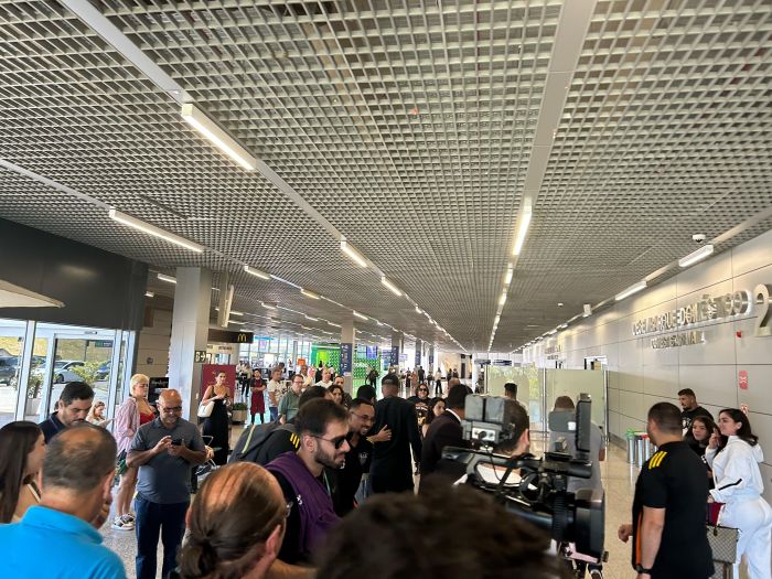 Deyverson atende torcedores no Aeroporto Internacional de BH momentos antes do desembarque de Iván Román