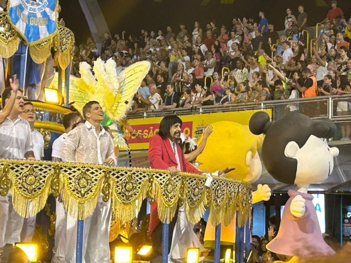 Benito de Paula emocionado no Sambódromo do Anhembi