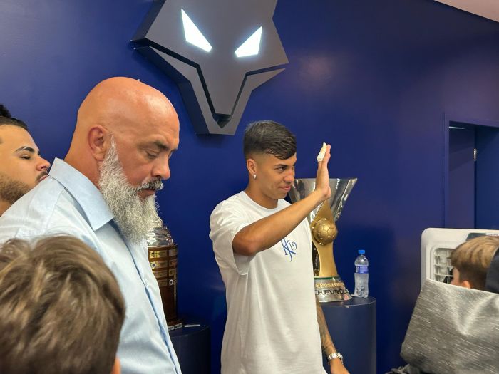 Kaio Jorge, atacante do Cruzeiro, durante inauguração de loja oficial na Savassi