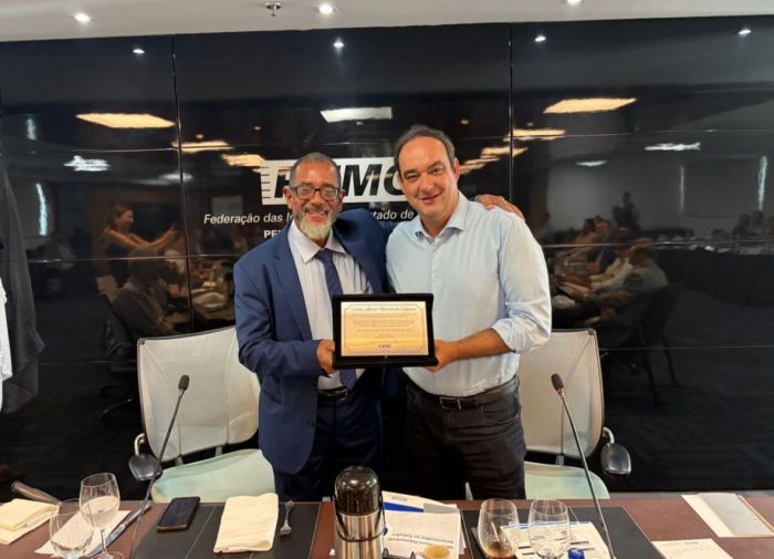 Flávio Roscoe, presidente da Fiemg, entrega homenagem a Carlos Calazans, da SRTE/MG