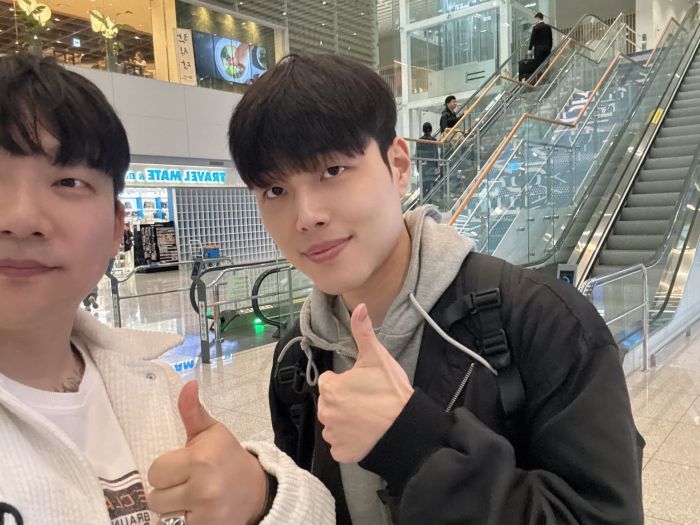 Ao lado de seu agente, Summit já deixou a Coreia do Sul e deve chegar ao Brasil nos próximos dias