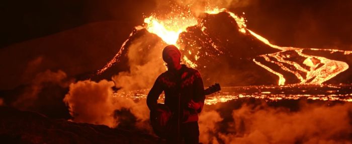 A performance de Skinny alcançou mais de cinco milhões de visualizações no YouTube e JJ manteve uma distância segura das lavas Kaleo faz performace com vulcão em erupção