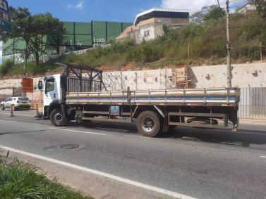 Dupla é presa ao fugir de guardas e causar acidente na av. Cristiano Machado, em BH