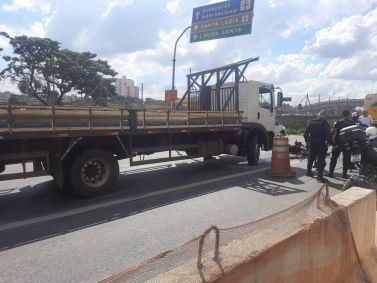 Dupla é presa ao fugir de guardas e causar acidente na av. Cristiano Machado, em BH