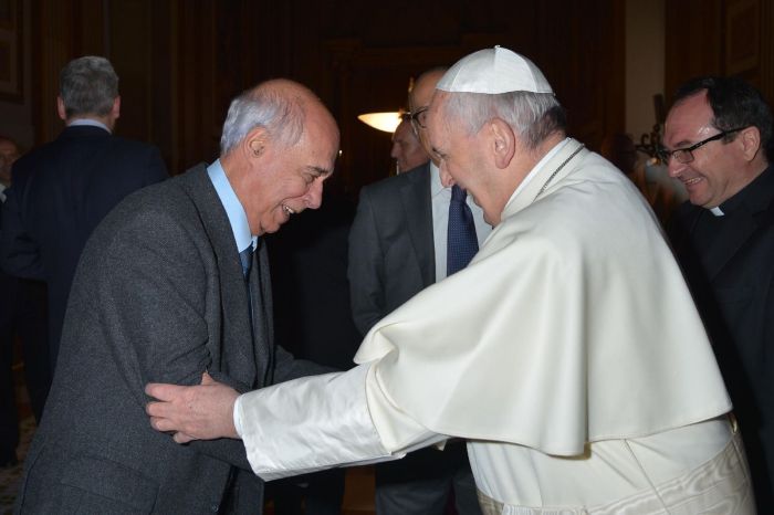 José Lino Souza Barros e Papa Francisco em momento descontraído no Vaticano, em 2015