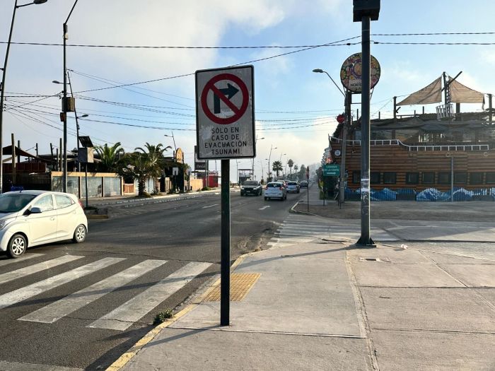 Placa alertando sobre evacuação em caso de Tsunami, em Coquimbo-CHI