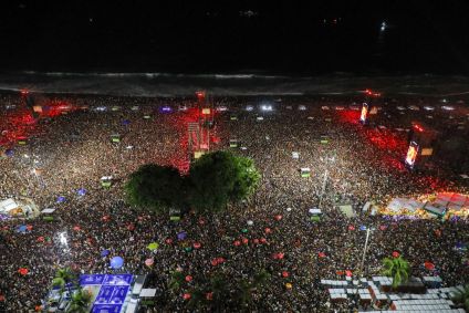 Lady Gaga reúne multidão em Praia de Copacabana