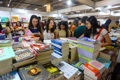 Primeiro dia da Bienal Mineira do Livro levou multidão de leitores ao Centerminas Expo, em Belo Horizonte