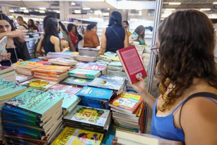 Primeiro dia da Bienal Mineira do Livro levou multidão de leitores ao Centerminas Expo, em Belo Horizonte