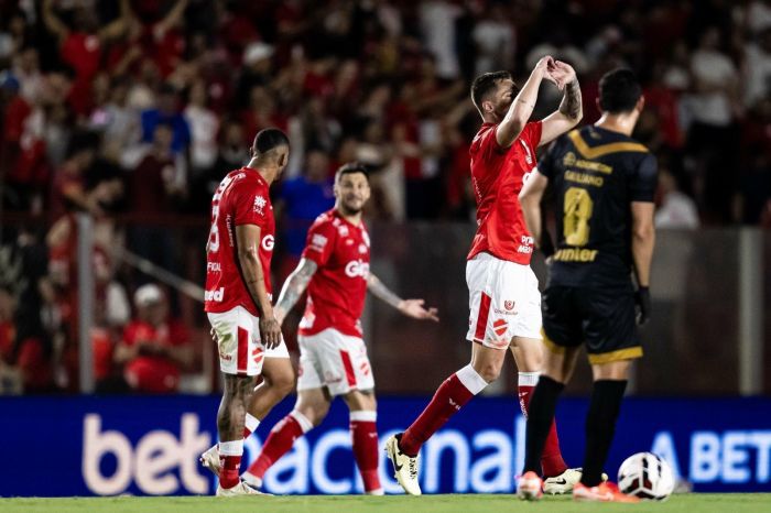 Gabriel Poveda comemora com Gabriel Poveda comemora com