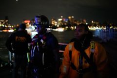 Navio bate em ponte no Brooklyn