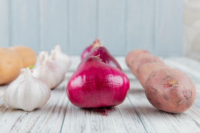 Alhos, cebolas e batatas