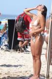 Mariana Goldfarb em praia do Rio