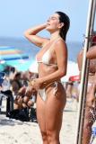 Mariana Goldfarb em praia do Rio
