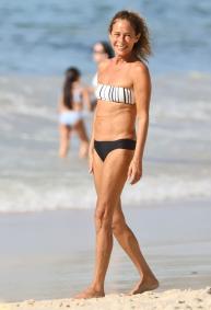 Andréa Beltrão curte manhã de praia