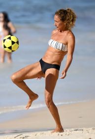 Andréa Beltrão curte manhã de praia