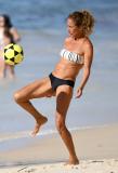 Andréa Beltrão curte manhã de praia