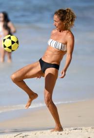 Andréa Beltrão curte manhã de praia