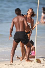 Andréa Beltrão curte manhã de praia