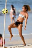 Andréa Beltrão curte manhã de praia