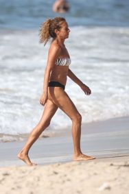 Andréa Beltrão curte manhã de praia