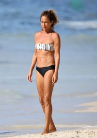 Andréa Beltrão curte manhã de praia