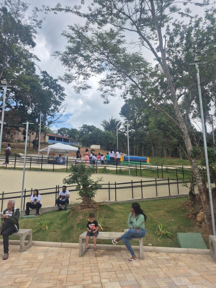 Nova praça do distrito de Camargos