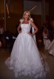Ana Hickmann surge com vestido de noiva em evento