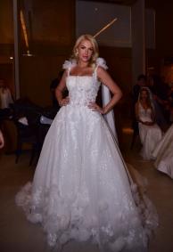 Ana Hickmann surge com vestido de noiva em evento