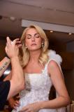 Ana Hickmann surge com vestido de noiva em evento