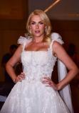 Ana Hickmann surge com vestido de noiva em evento