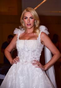 Ana Hickmann surge com vestido de noiva em evento