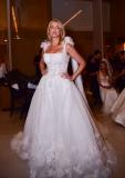 Ana Hickmann surge com vestido de noiva em evento