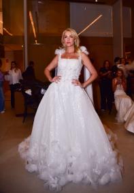 Ana Hickmann surge com vestido de noiva em evento