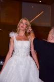 Ana Hickmann surge com vestido de noiva em evento