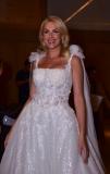 Ana Hickmann surge com vestido de noiva em evento