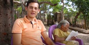 Maria Toinha, de 89 anos, e o neto Marcos Andrade