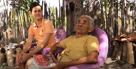 Maria Toinha, de 89 anos, e o neto Marcos Andrade
