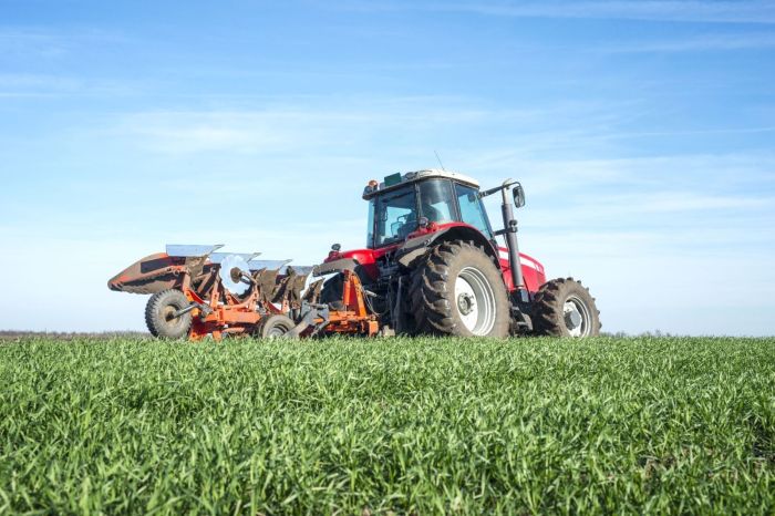 Trator em campo agrícola