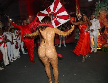 Lexa assume o reinado de Madrinha de Bateria da Escola de Samba Dragões da Real em São Paulo