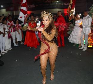 Lexa assume o reinado de Madrinha de Bateria da Escola de Samba Dragões da Real em São Paulo