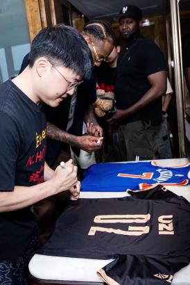 Fotos do encontro entre Uzi e Carmelo Anthony