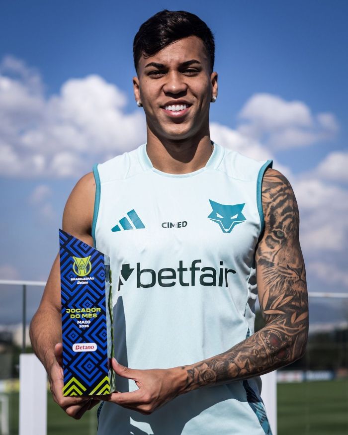 Kaio Jorge, do Cruzeiro, recebeu troféu de melhor jogador do Brasileirão em maio Kaio Jorge, do Cruzeiro, recebeu troféu de melhor jogador do Brasileirão em maio