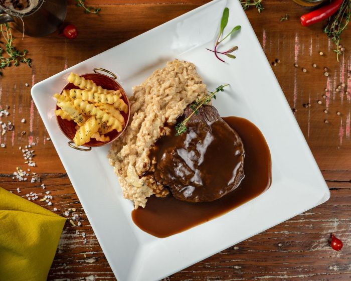 Filé-mignon ao molho madeira com arroz à piemontese e batata frita