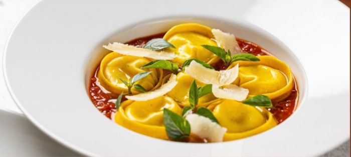 Tortelli de búfala com molho pomodoro Tortelli de búfala com molho pomodoro