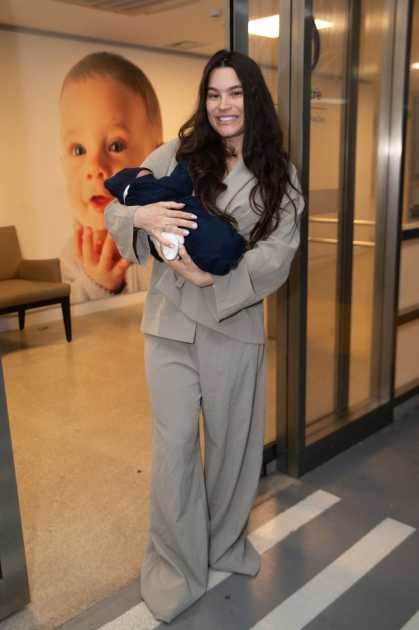 Raissa Barbosa deixa maternidade com filho