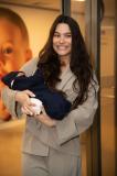 Raissa Barbosa deixa maternidade com filho